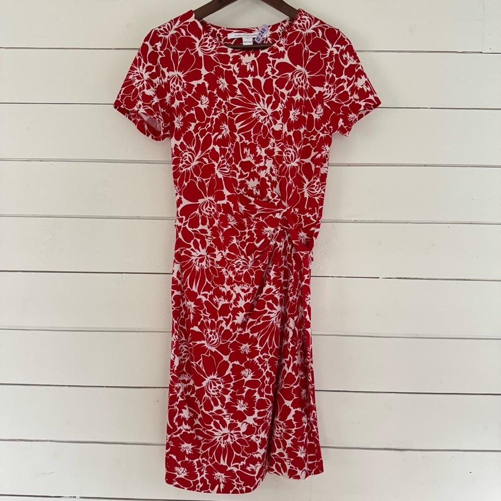 Diane Von Furstenberg Faux Wrap Zoe Dress in Red & White Floral Print. Size: 4 - Picture 2 of 9
